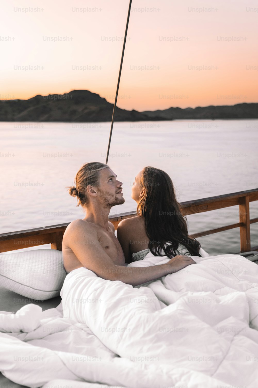 Un homme et une femme sont assis sur un bateau