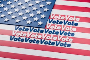 eine amerikanische Flagge mit der Aufschrift "vote vote"