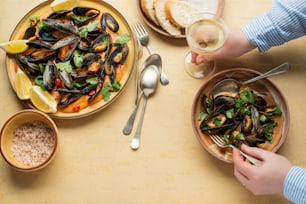 uma mesa coberta com pratos de comida e tigelas de comida