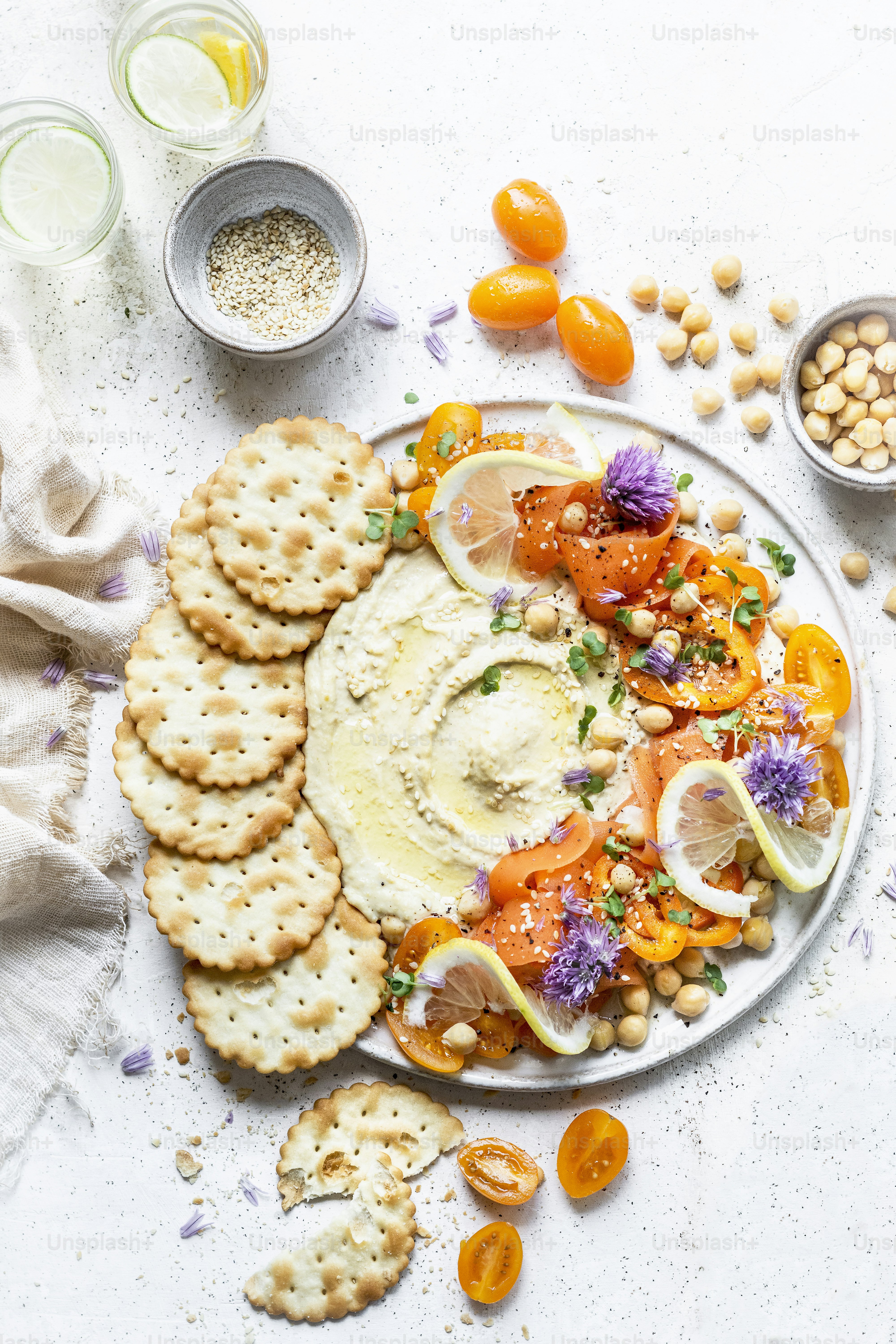 un plato de galletas saladas, galletas saladas y verduras en una mesa