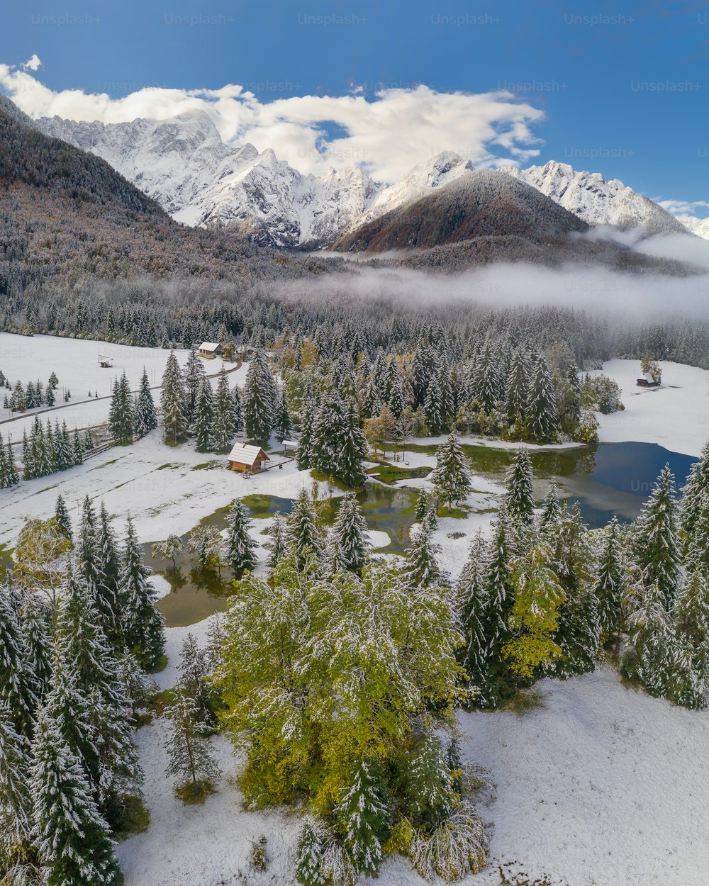 uma paisagem nevada com uma pequena cabana no meio