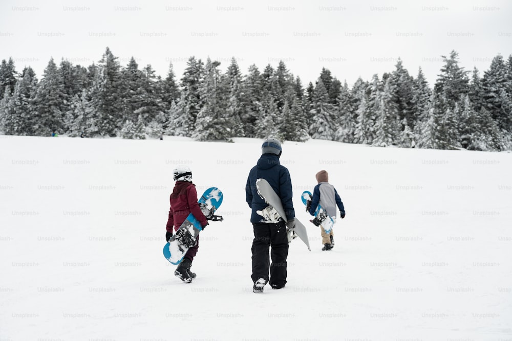 Un grupo de personas caminando por una ladera cubierta de nieve