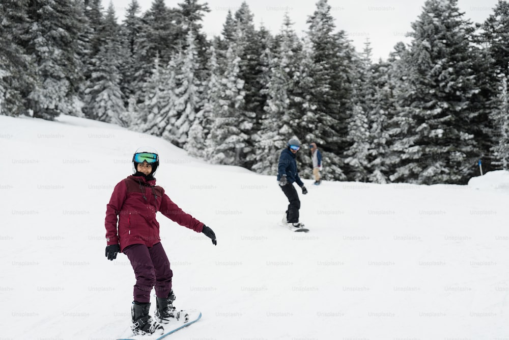 Un par de personas montando esquís por una ladera cubierta de nieve