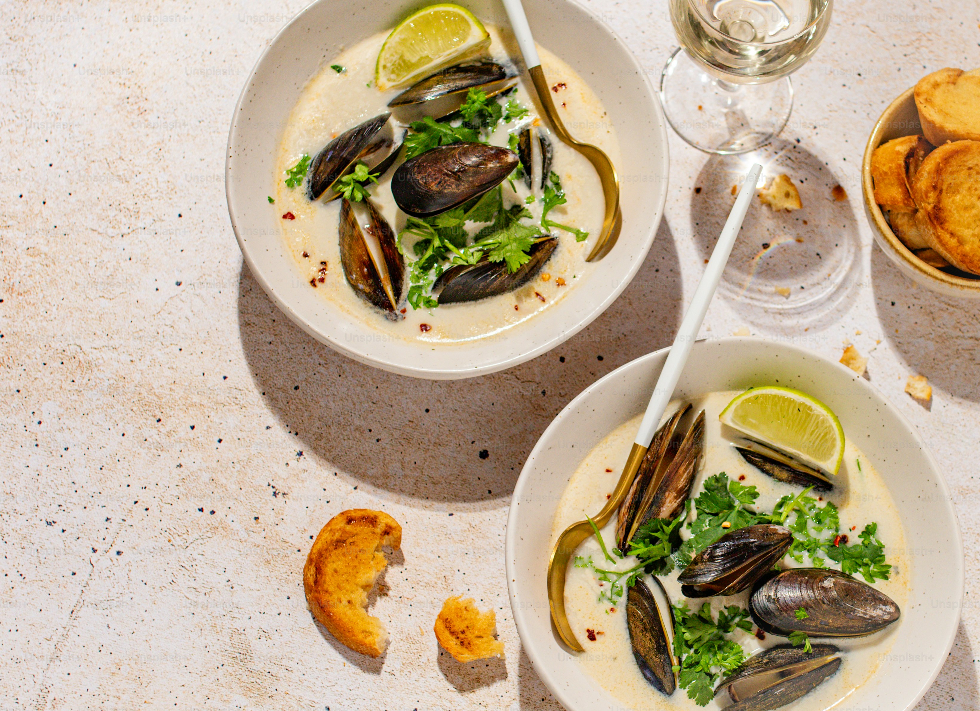 quelques bols de nourriture sur une table