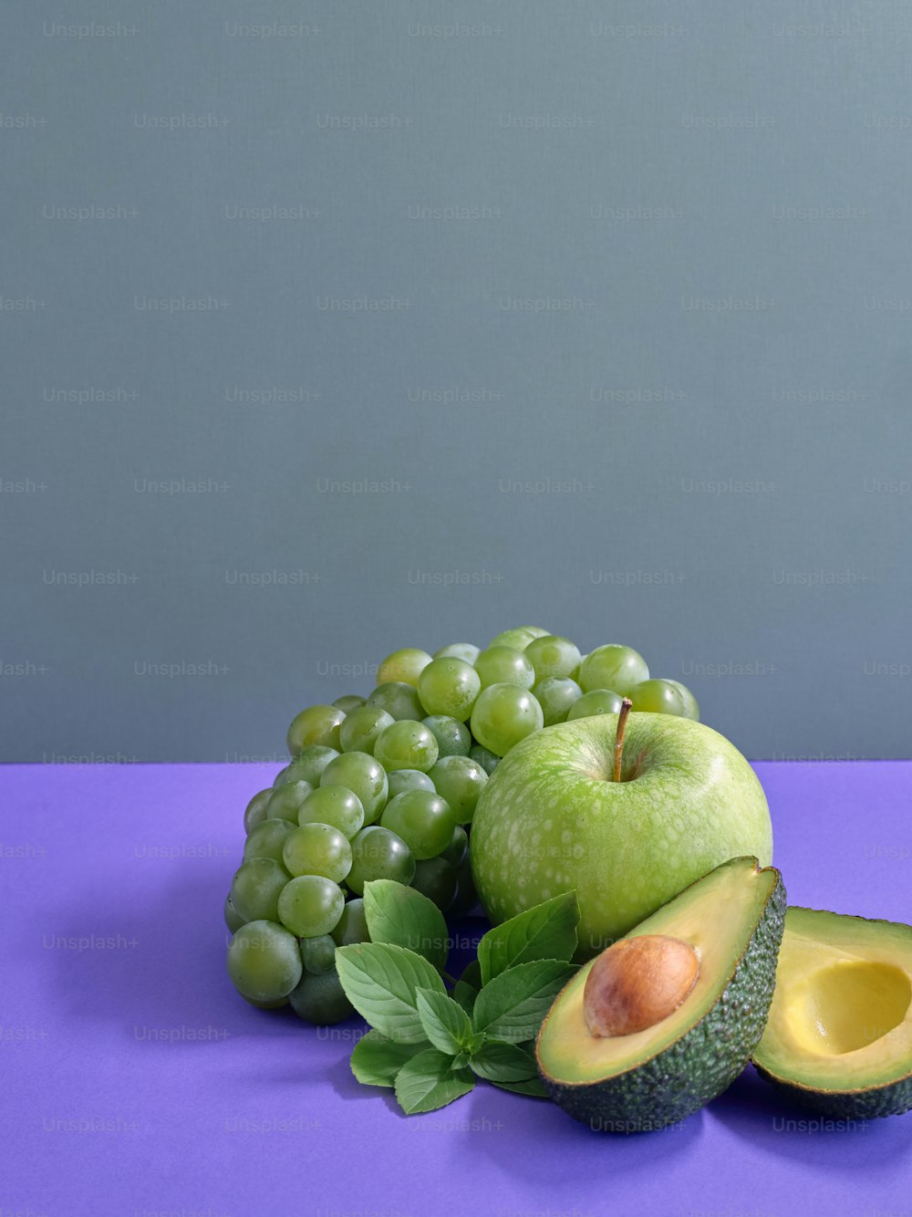 보라색 테이블 위에 놓인 과일 더미