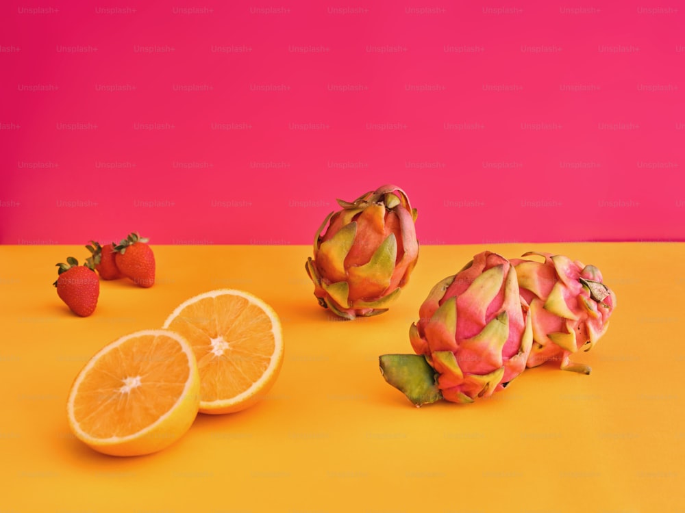 um par de pedaços de fruta sentados em cima de uma mesa