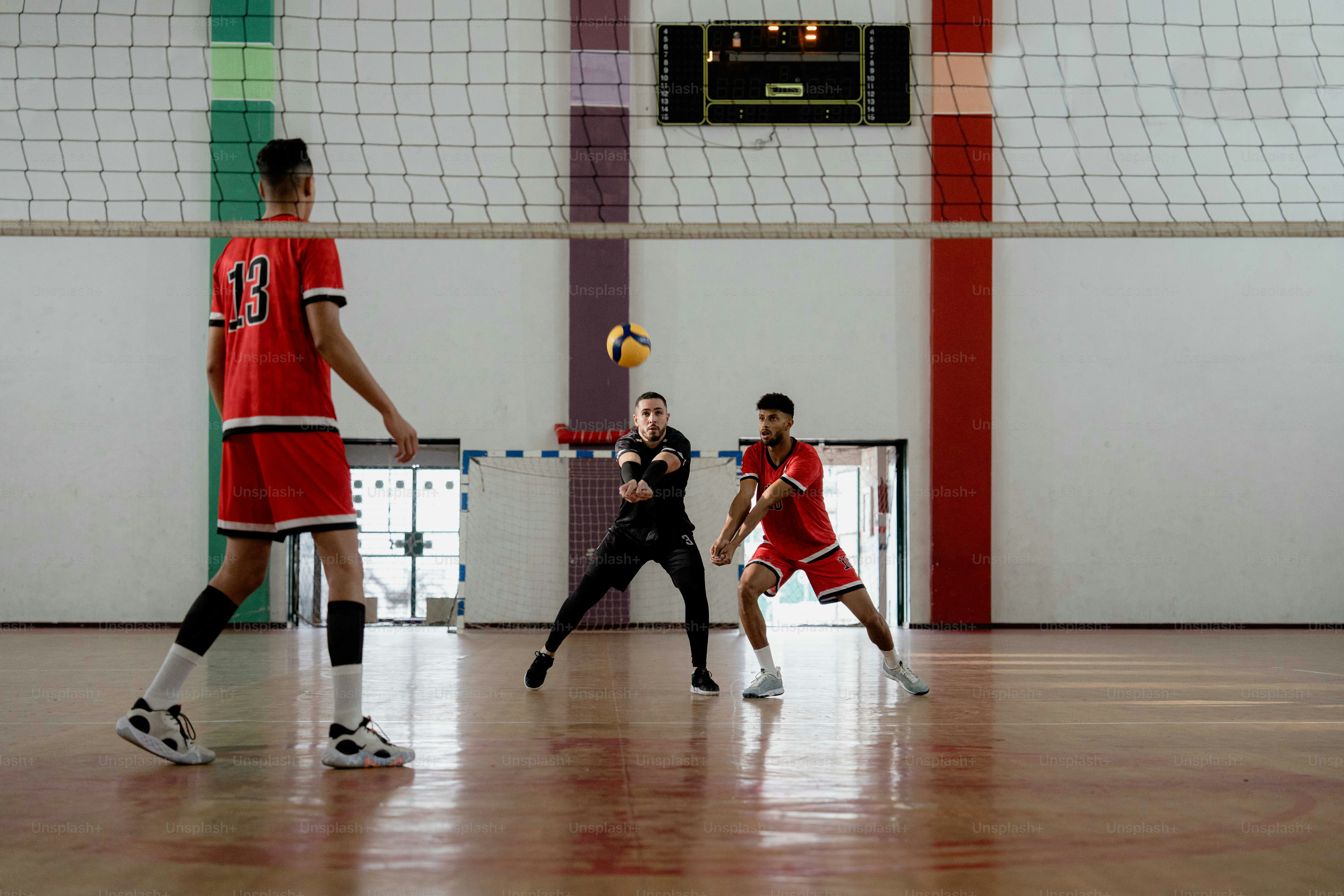 Eine Gruppe junger Männer spielt eine Partie Volleyball