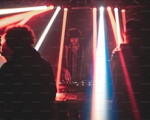 Ein DJ, der auf einer Party auf einem Plattenspieler mischt