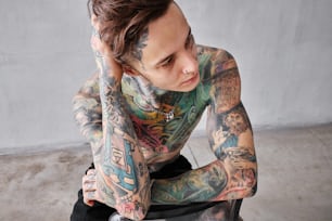 um homem com muitas tatuagens no corpo
