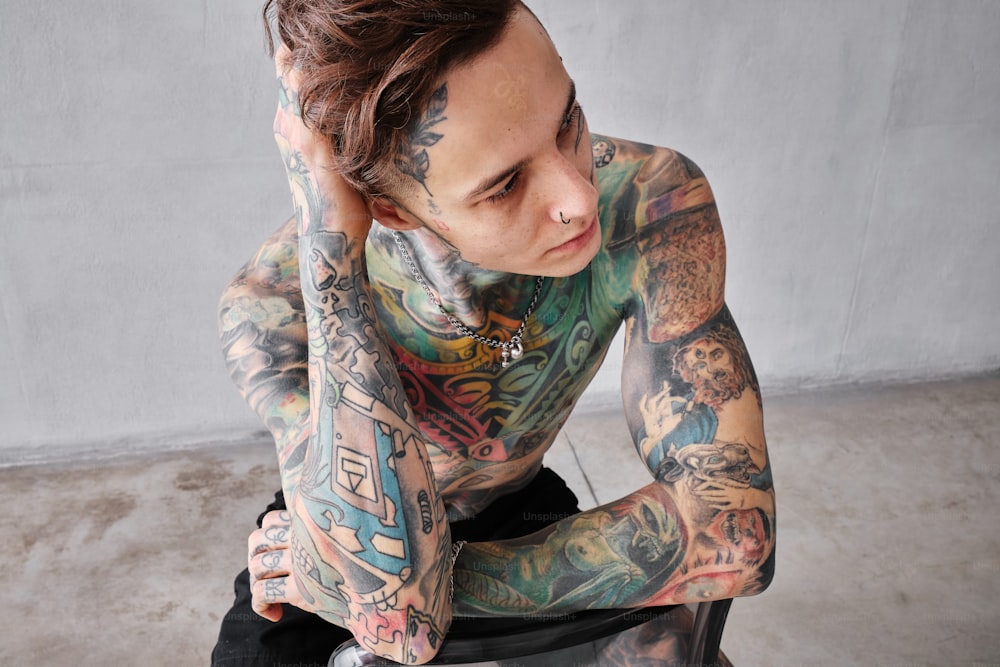 un homme avec beaucoup de tatouages sur le corps