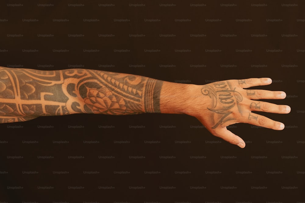 braço de um homem com uma tatuagem