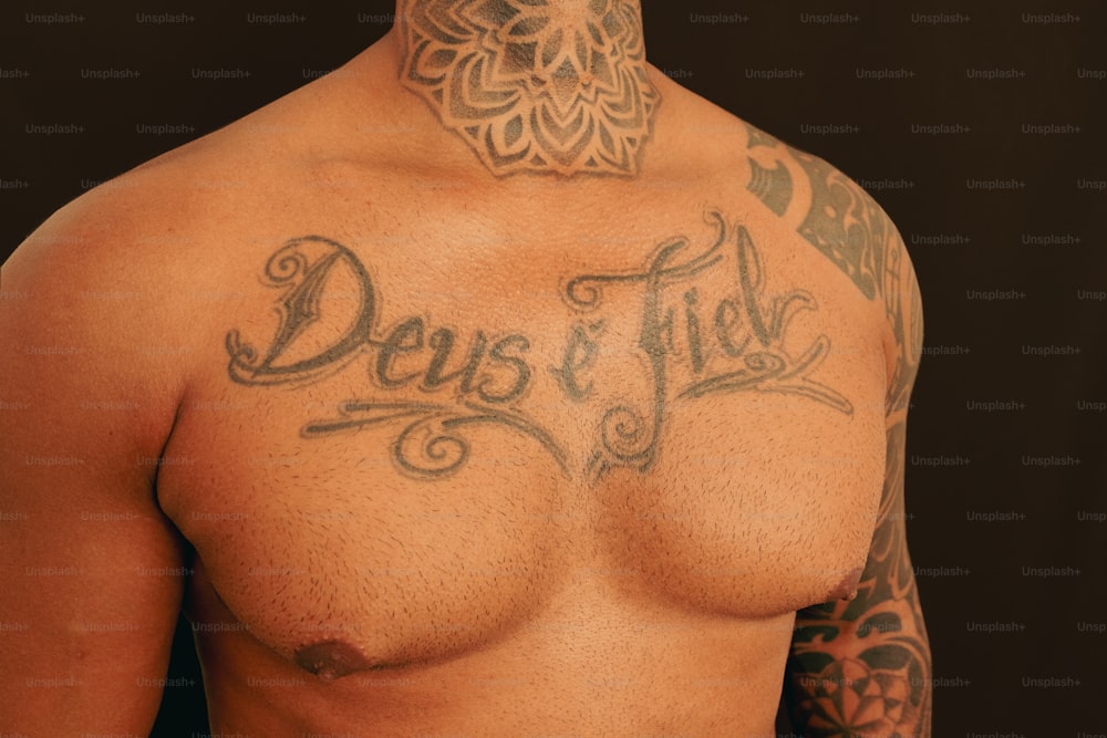 un uomo con un tatuaggio sul petto
