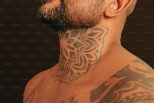 Un hombre con un tatuaje en el cuello