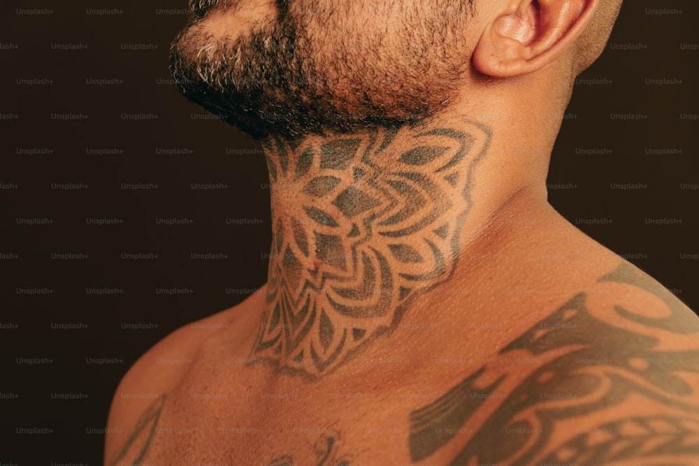 un uomo con un tatuaggio sul collo