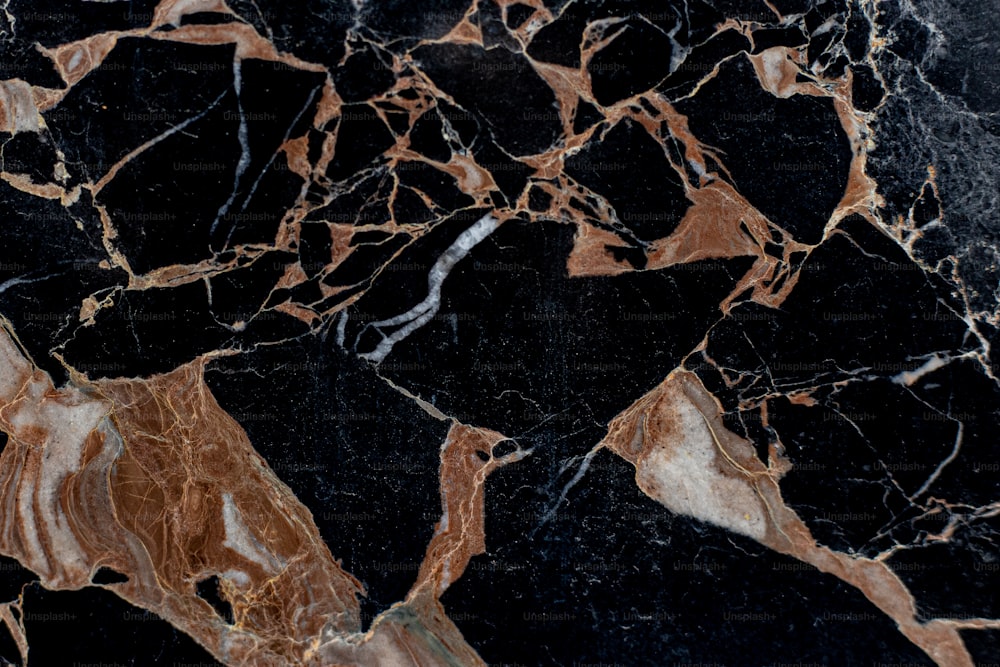um close up de um mármore preto e marrom