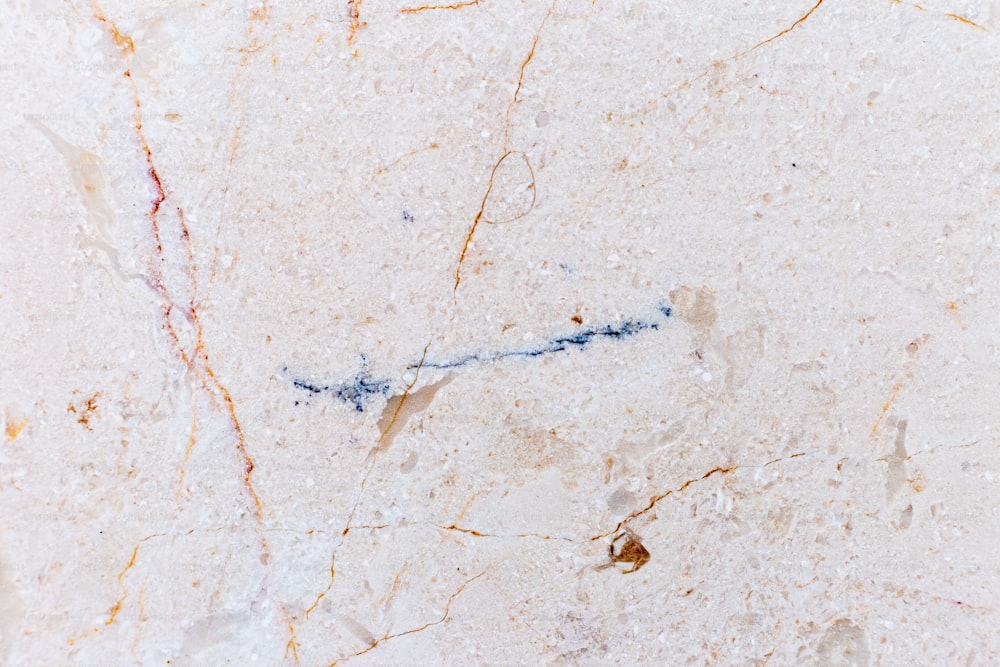 um close up de uma parede de mármore com uma rachadura nela