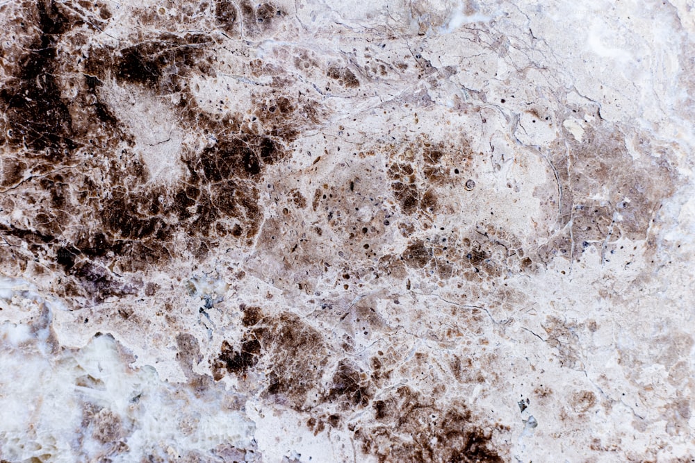 um close up de uma superfície de mármore com manchas marrons