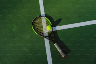 una racchetta da tennis e una pallina da tennis su un campo da tennis