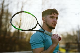 테니스 코트 위에서 테니스 라켓을 들고 있는 남자