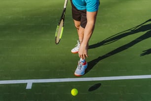 테니스 코트 위에서 테니스 라켓을 들고 있는 남자