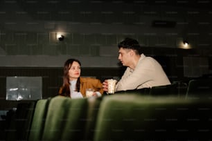 ein Mann sitzt neben einer Frau an einem Tisch
