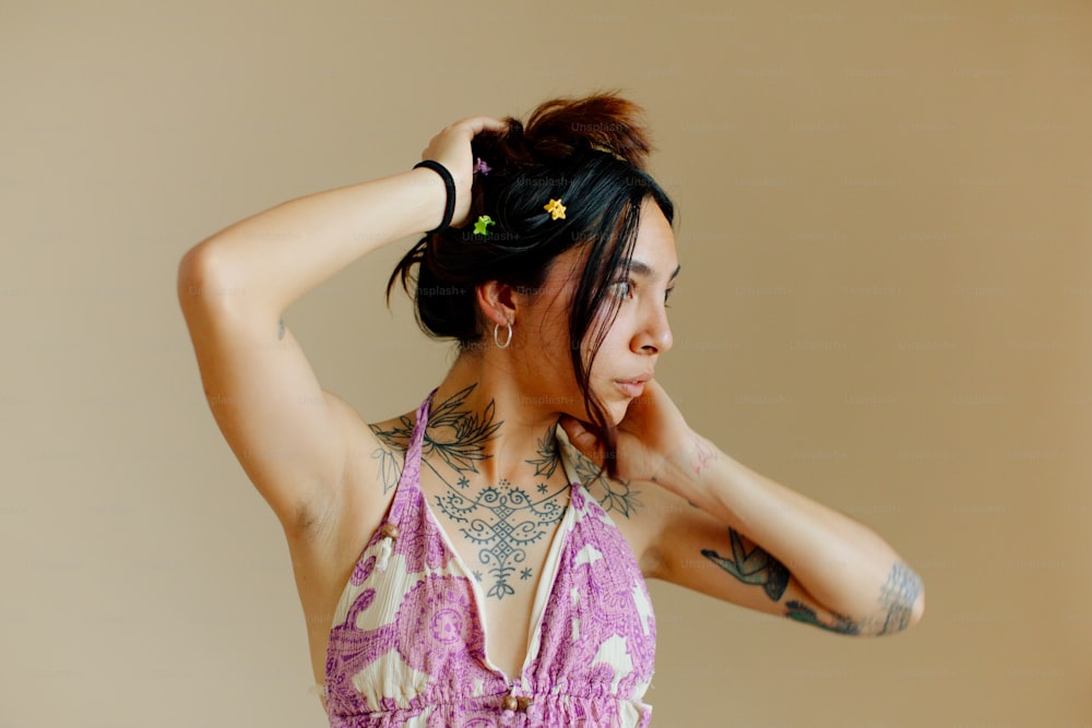 une femme avec un tatouage sur le bras