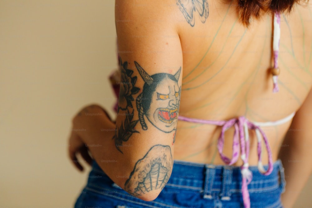 une femme avec un tatouage sur le dos