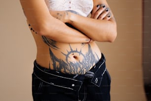 una donna con un tatuaggio sullo stomaco