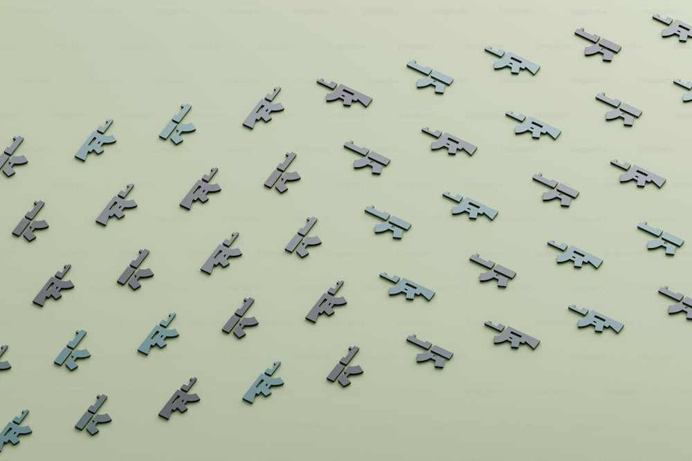 녹색 표면에 있는 금속 비행기의 큰 그룹
