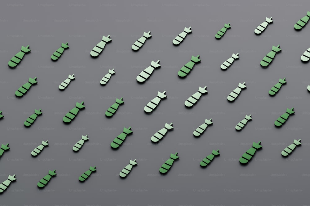 um grupo de setas verdes em uma superfície cinza
