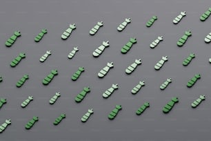 un grupo de flechas verdes sobre una superficie gris