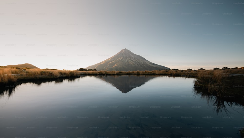 Un lago con una montaña al fondo