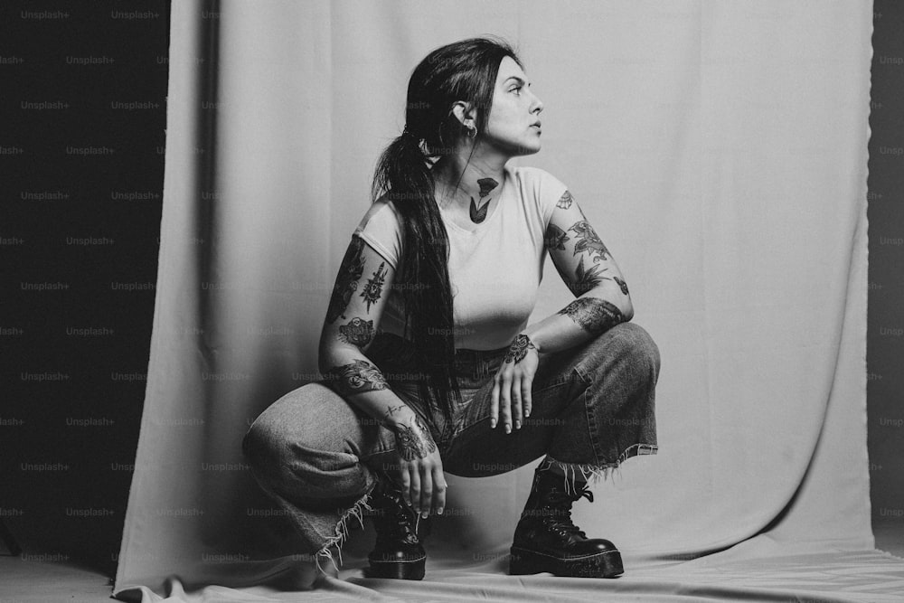 Una foto en blanco y negro de una mujer con tatuajes