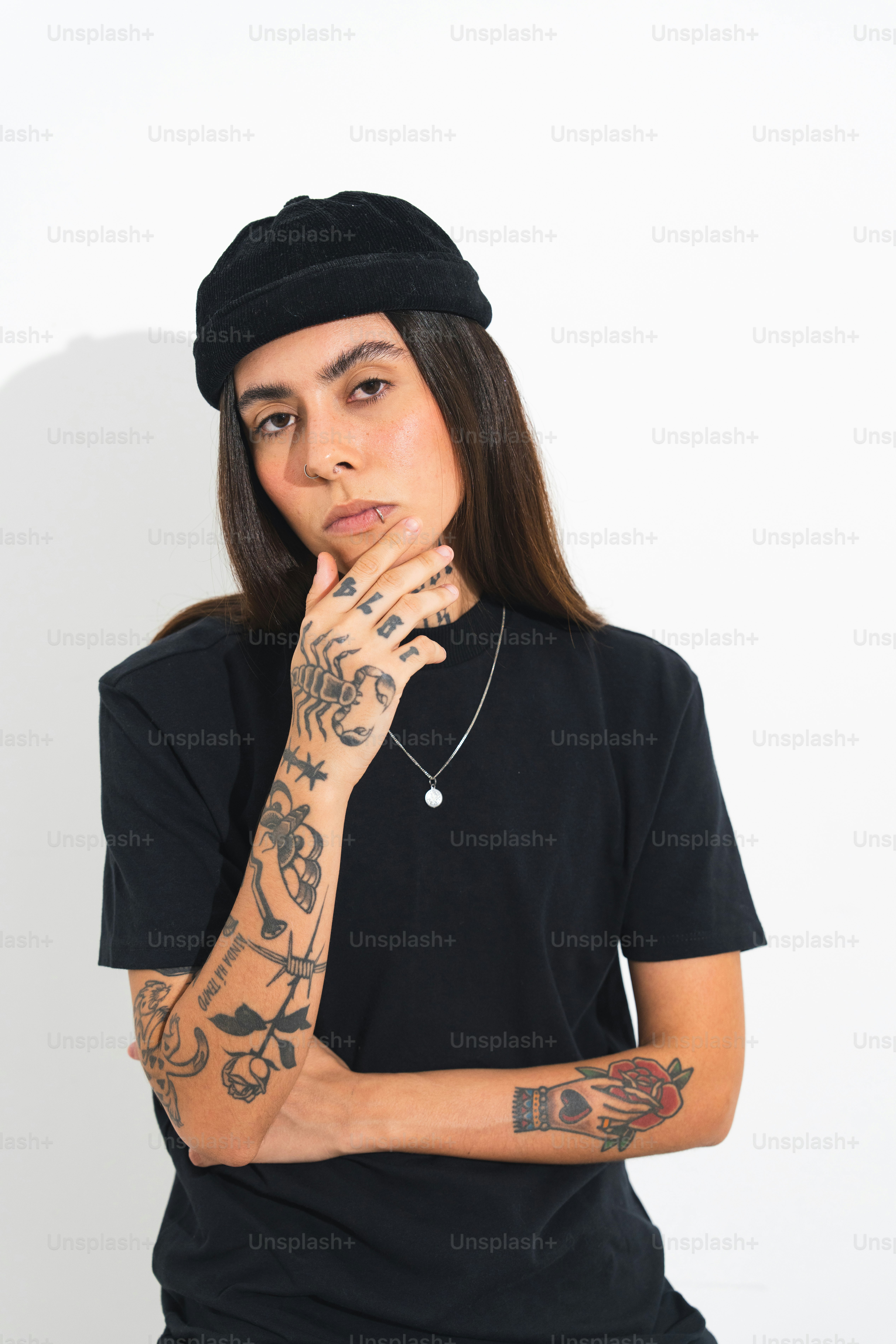 una donna con un tatuaggio sul braccio