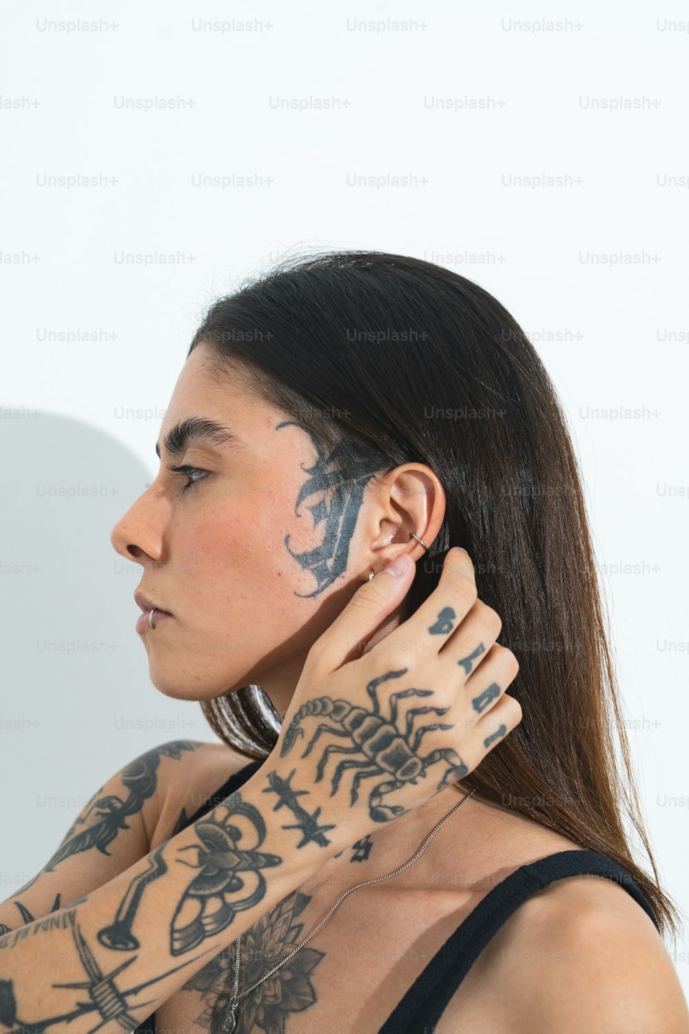 una donna con tatuaggi sul viso e sul collo