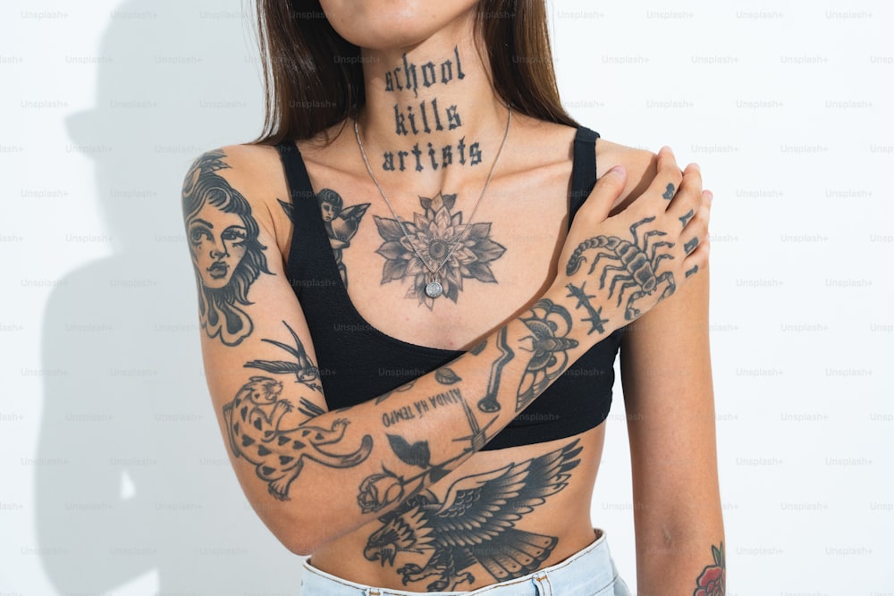 una donna con tatuaggi sul petto e sulle braccia