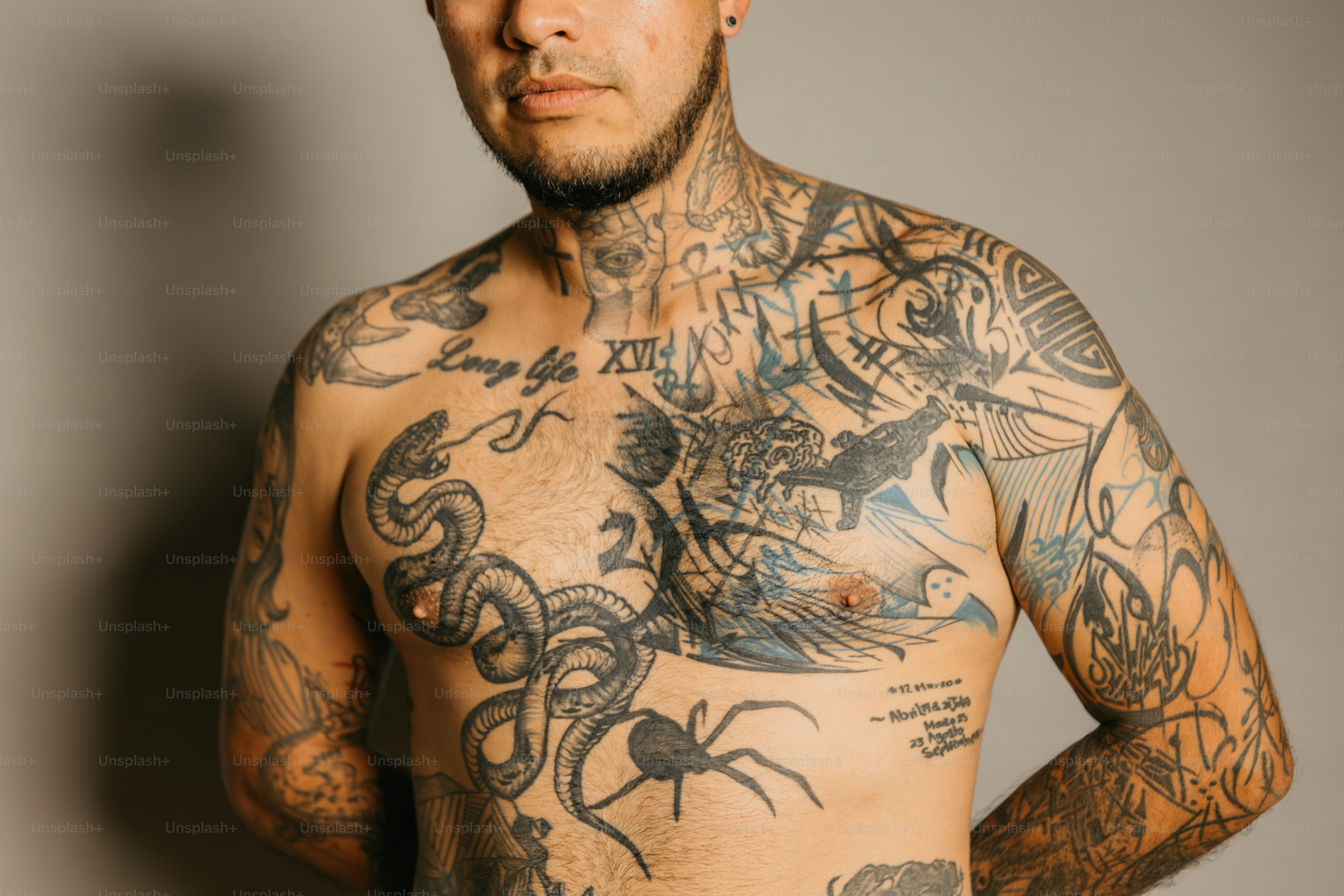 Um homem com muitas tatuagens no peito foto – Imagem sobre Criativo na  Unsplash, image size:3000x2000