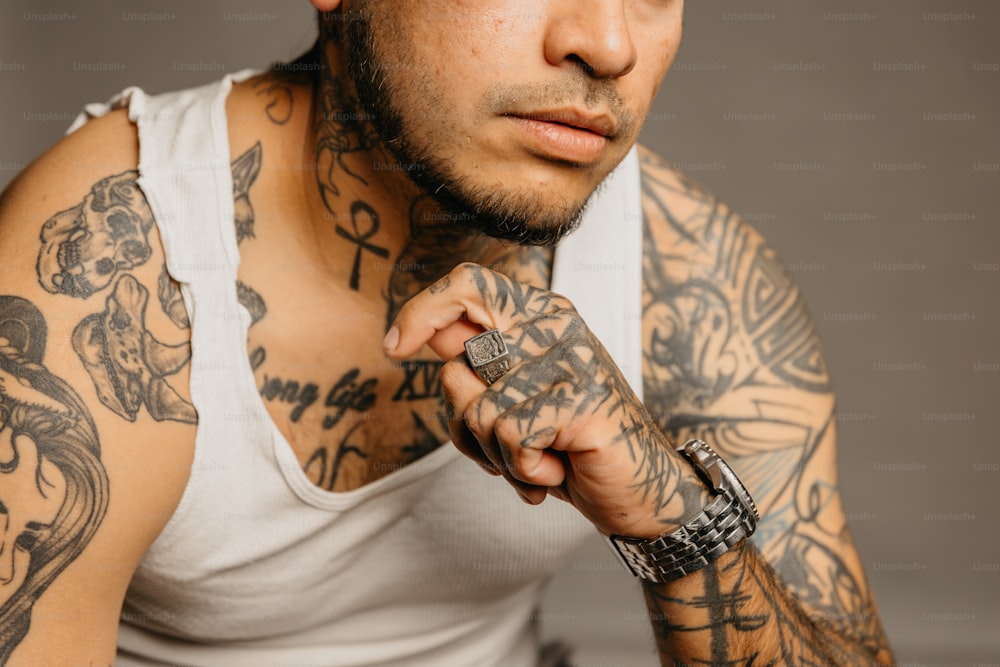 un homme avec beaucoup de tatouages sur le bras
