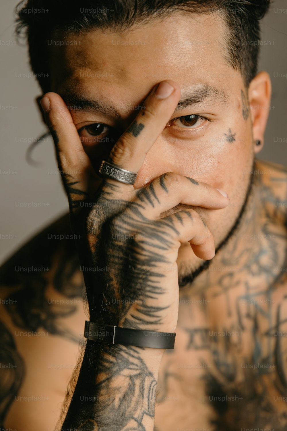 un uomo con tatuaggi sulle braccia e sul petto