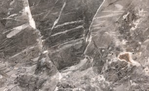 ein Schwarz-Weiß-Foto einer Marmorwand
