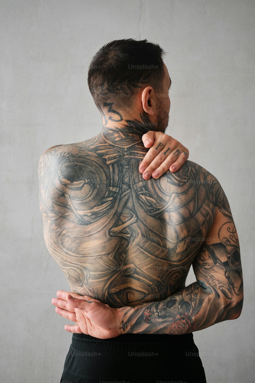 Ein Mann mit vielen Tattoos auf dem Rücken