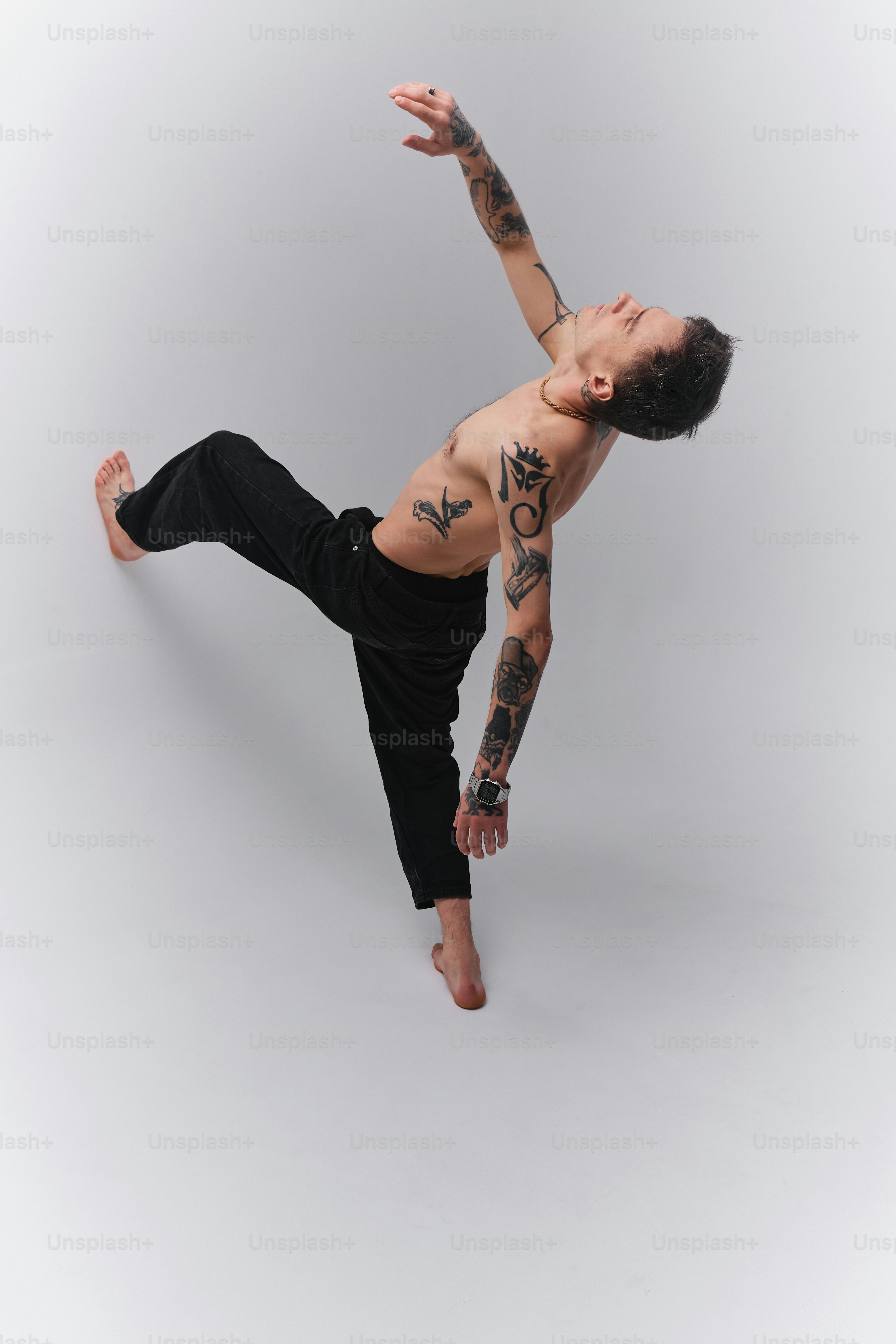 Un hombre con un tatuaje en el brazo haciendo una parada de manos