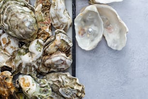 um bando de ostras sentadas em cima de uma mesa