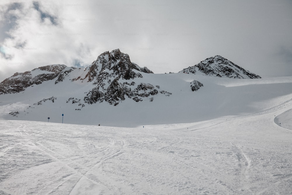 Un grupo de personas montando esquís por una ladera cubierta de nieve