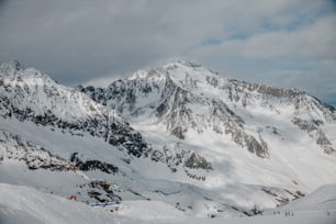 눈 덮인 슬로프 위에서 스키를 타는 한 무리의 사람들
