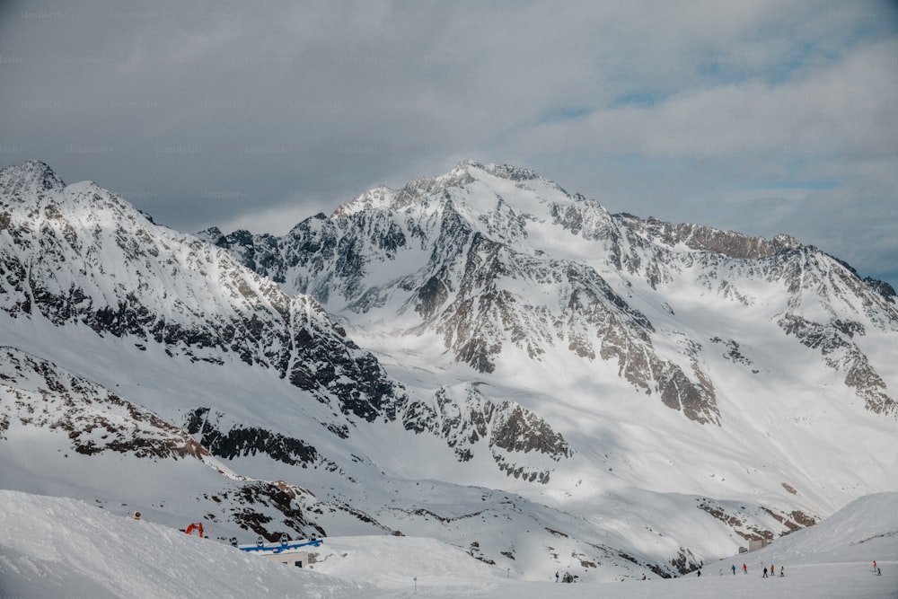 Eine Gruppe von Menschen, die auf Skiern auf einer schneebedeckten Piste fahren