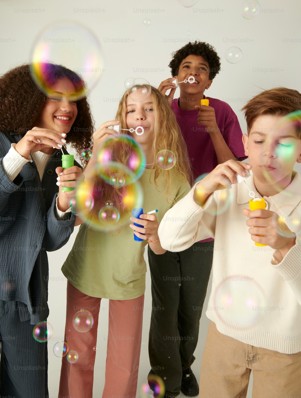um grupo de pessoas soprando bolhas no ar