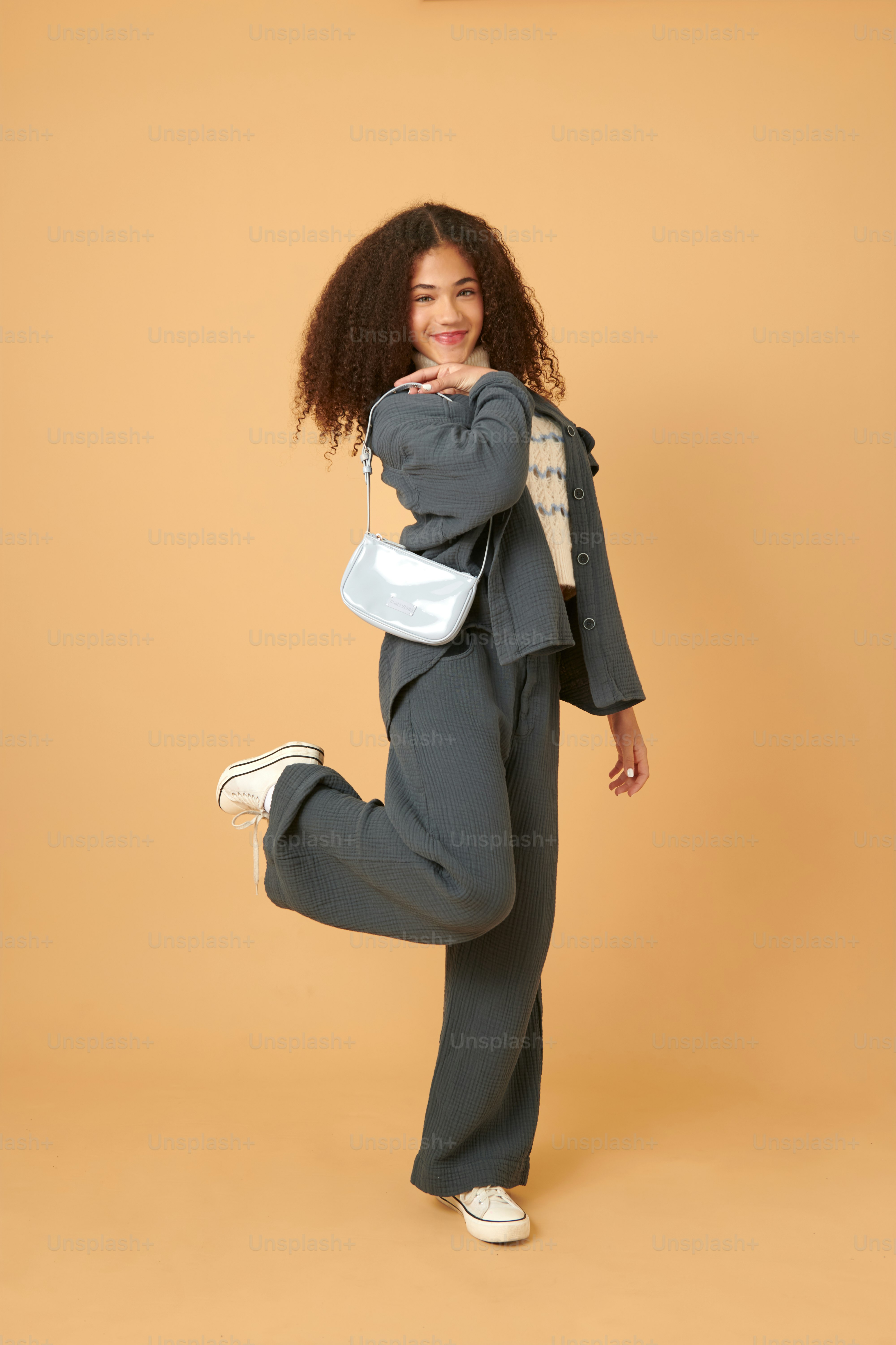 女性がスーツ姿で写真のポーズをとっている