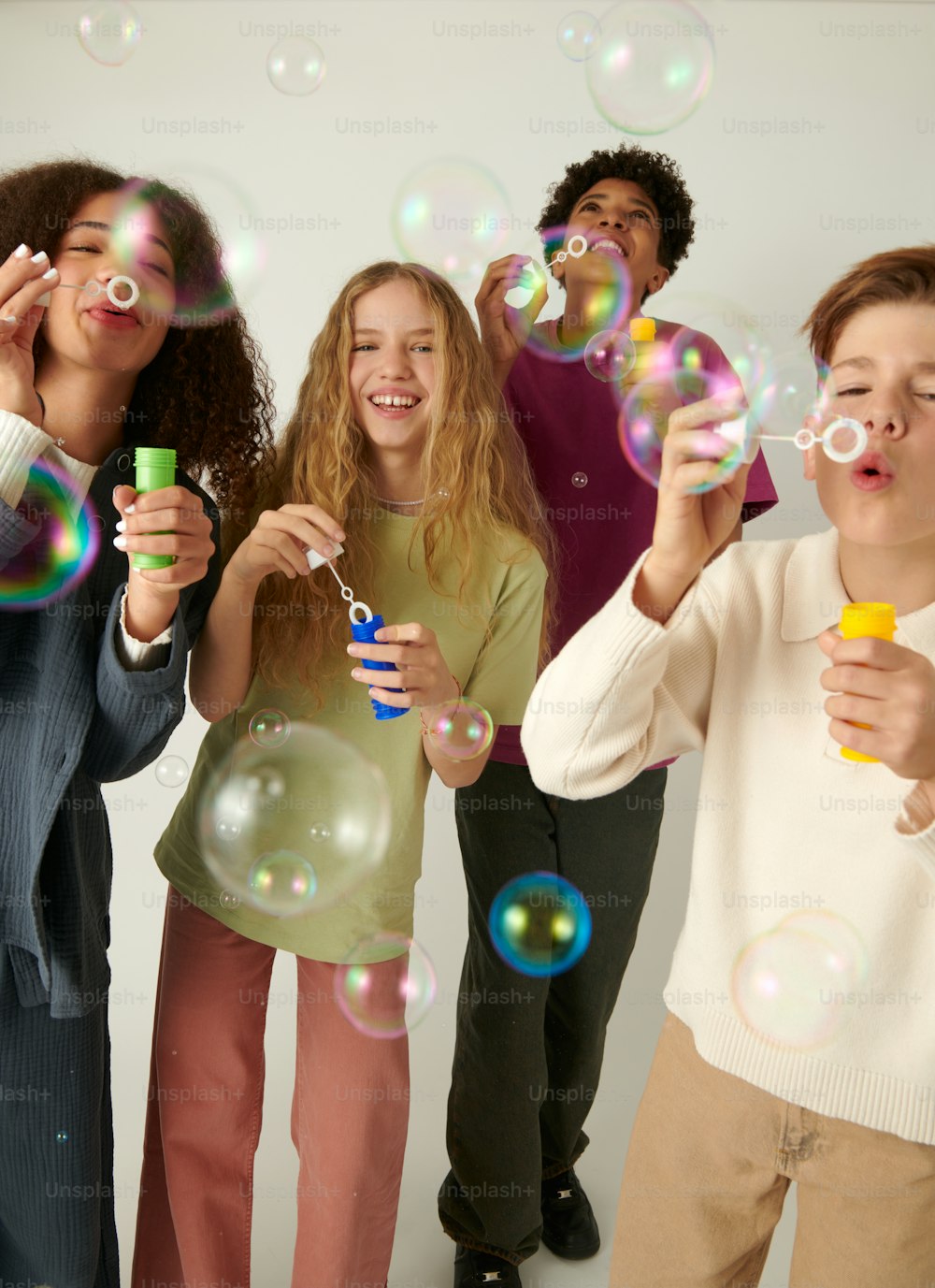 un grupo de personas soplando burbujas en el aire