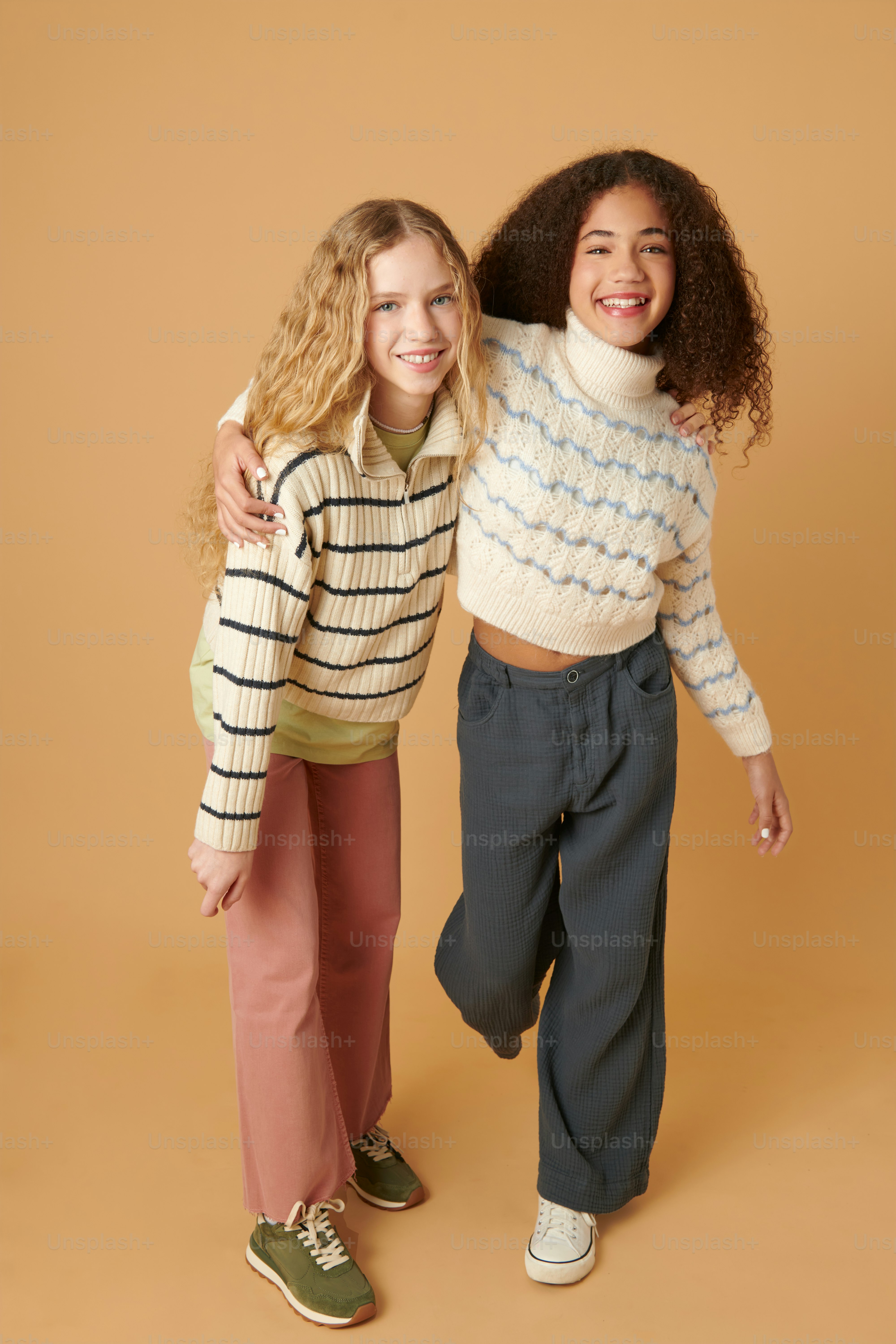deux jeunes filles debout l’une à côté de l’autre